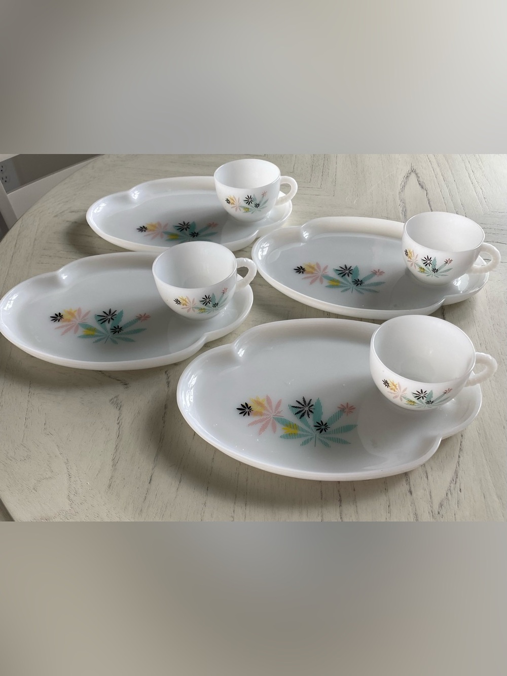 VINTAGE 1950s MCM Federal Glass "Atomic Flower" Patio Snack Sets - Service for 4
